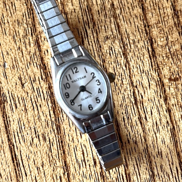 Ladies Waltham Quartz Watch - Picture 2 of 9
